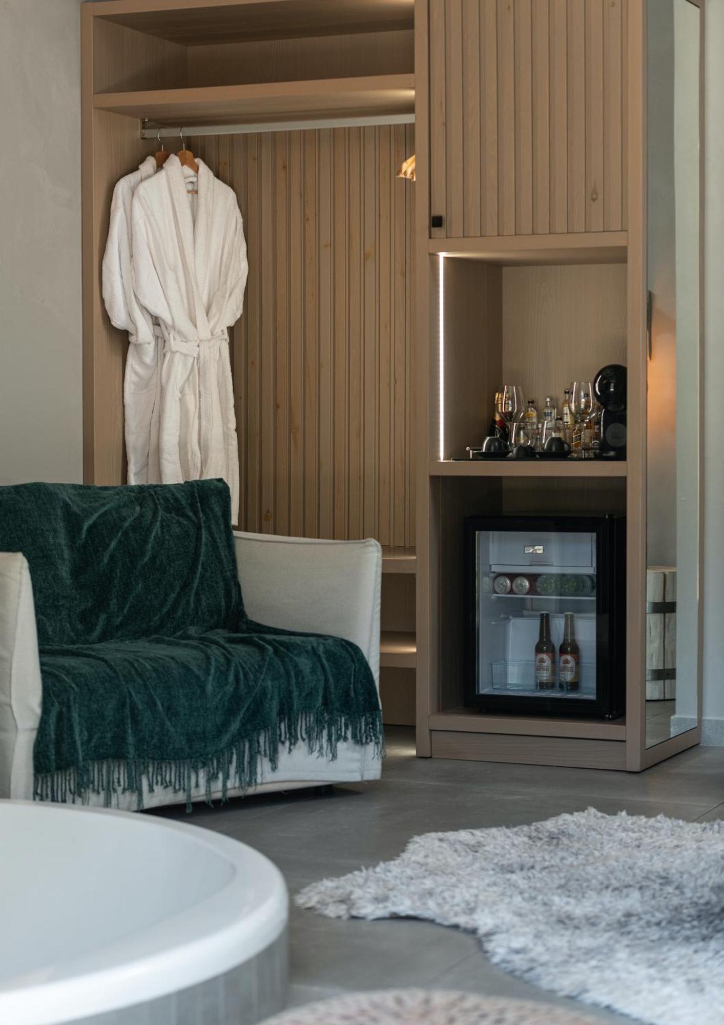 Evora Luxury Suites Mega Chorio Екстериор снимка